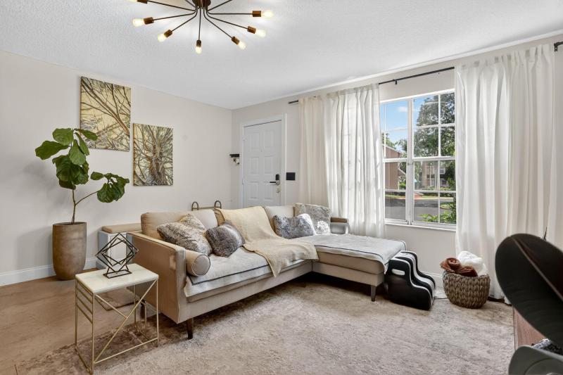  Condo & Townhome Photos