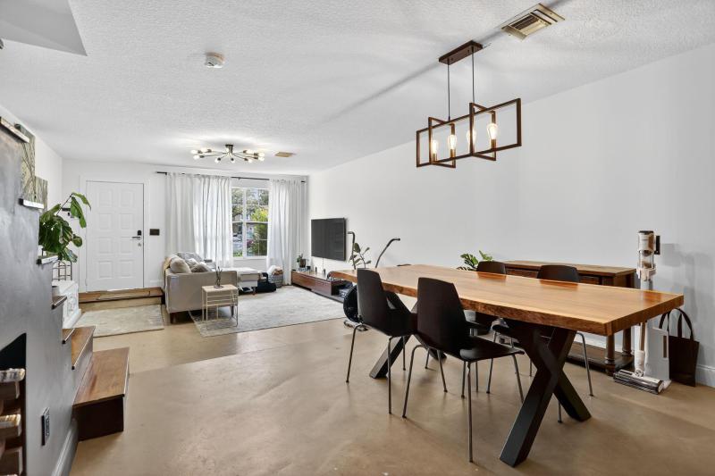  Condo & Townhome Photos
