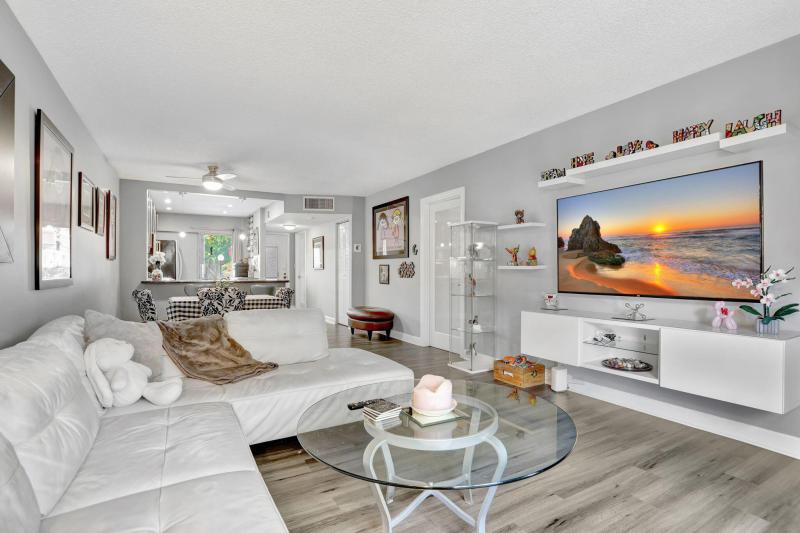  Condo & Townhome Photos