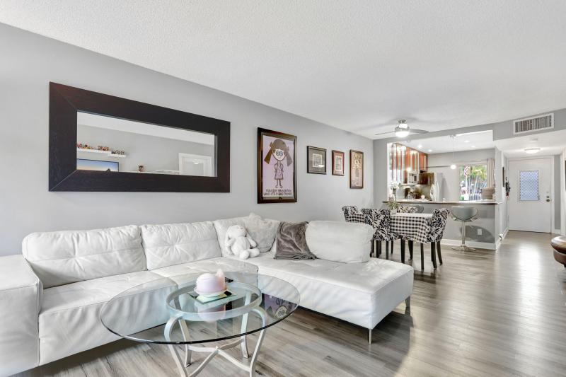  Condo & Townhome Photos