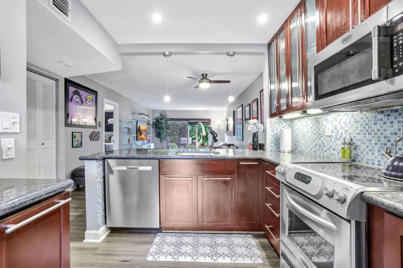  Condo & Townhome Photos