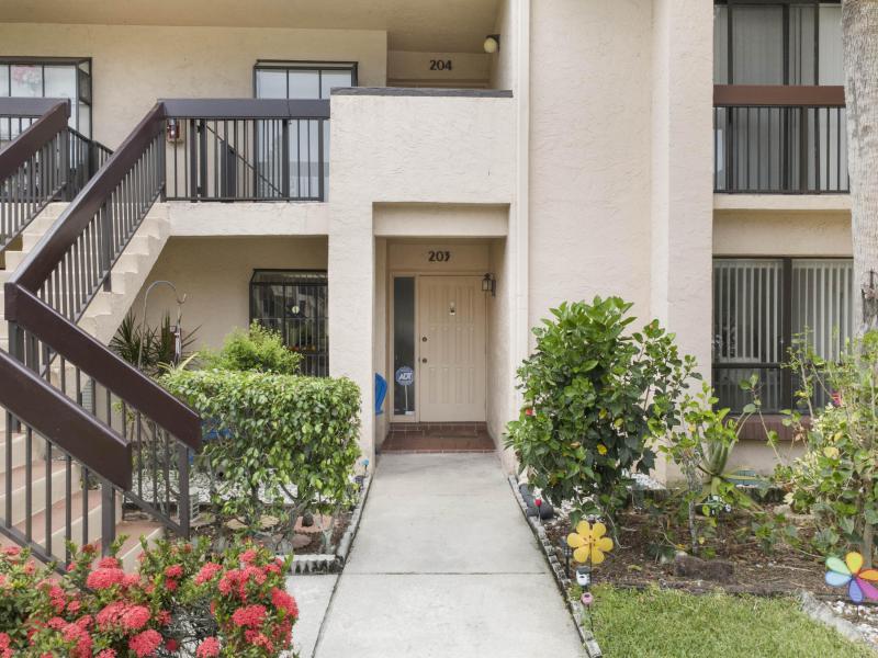  Condo & Townhome Photos