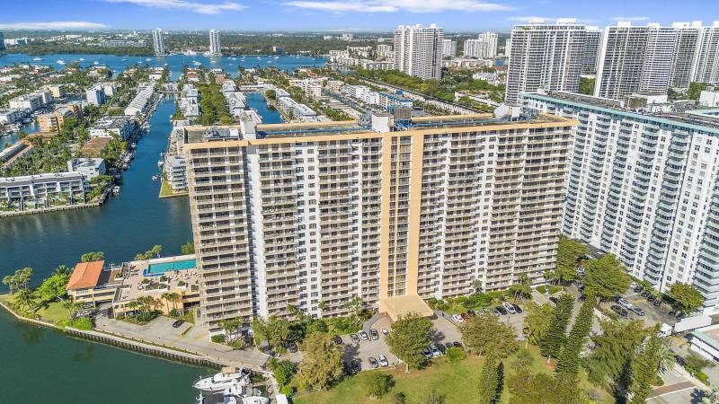  Condo & Townhome Photos