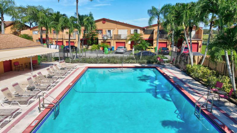 Condo & Townhome Photos