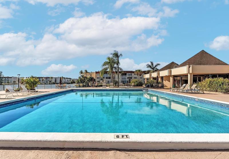  Condo & Townhome Photos