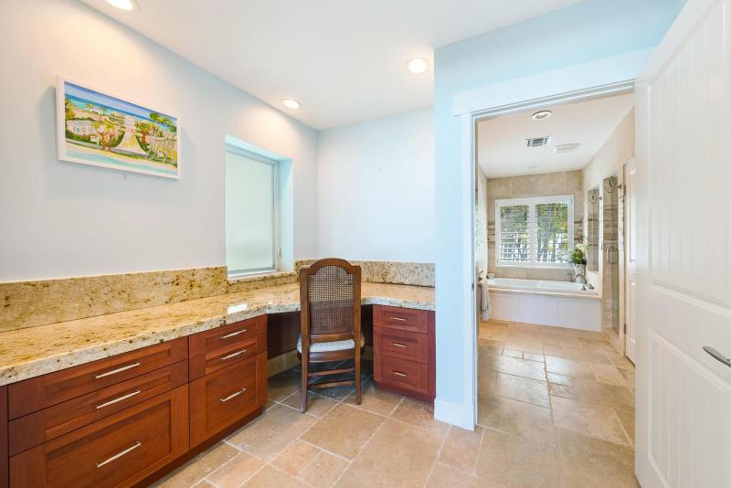  Single Family Homes Photo 13:  Out of Country,  Out of Country 00000
