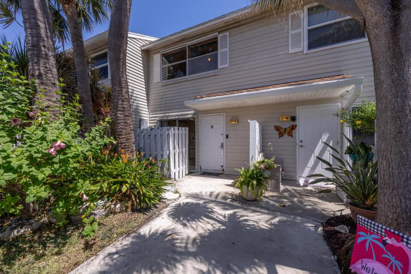  Condo & Townhome Photos