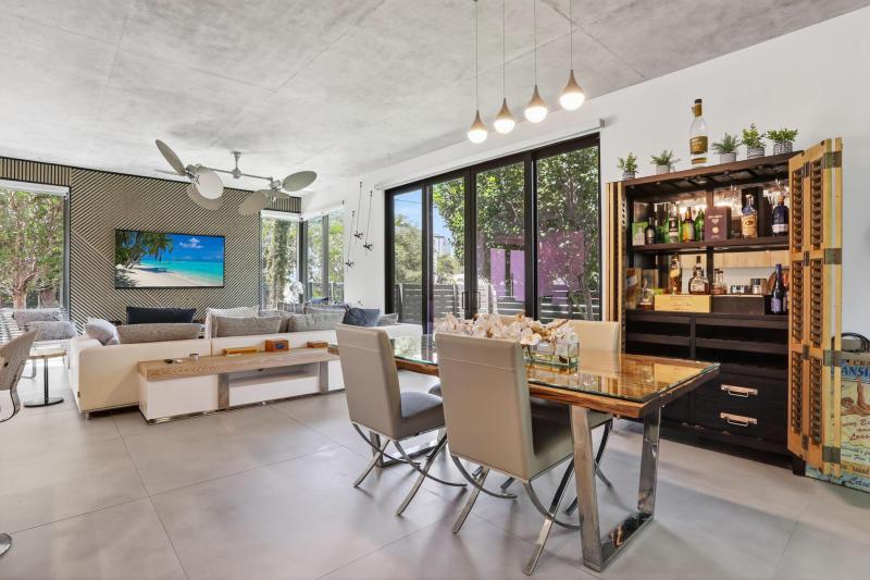  Condo & Townhome Photos