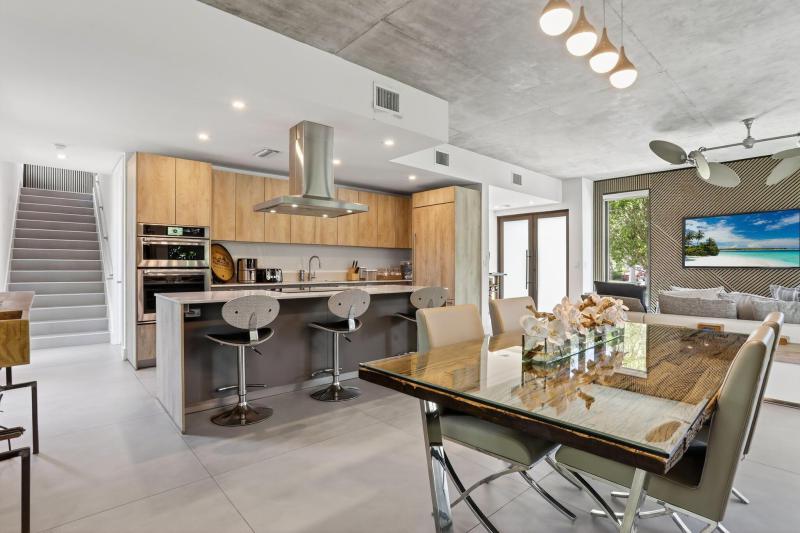  Condo & Townhome Photos
