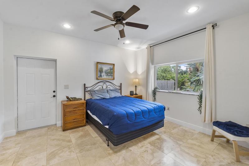  Single Family Homes Photo 8:  Fort Lauderdale,  FL 33312