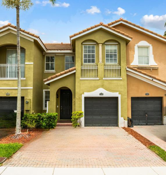  Condo & Townhome Photos