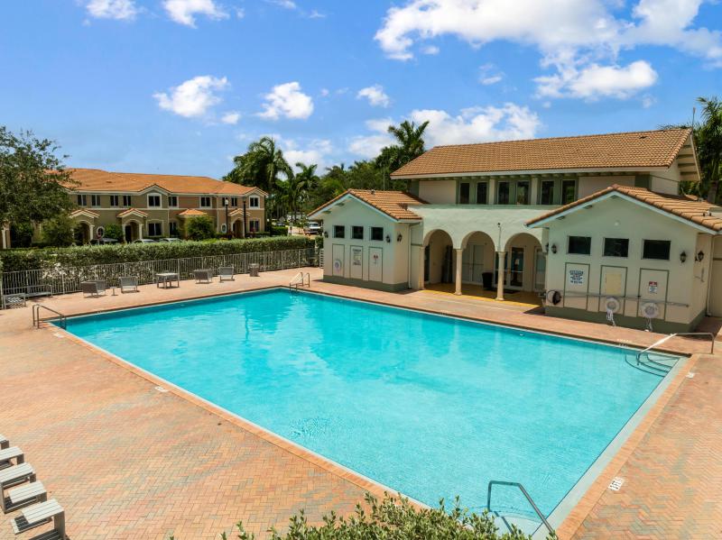  Condo & Townhome Photos