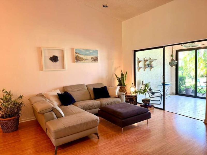 Condo & Townhome Photos