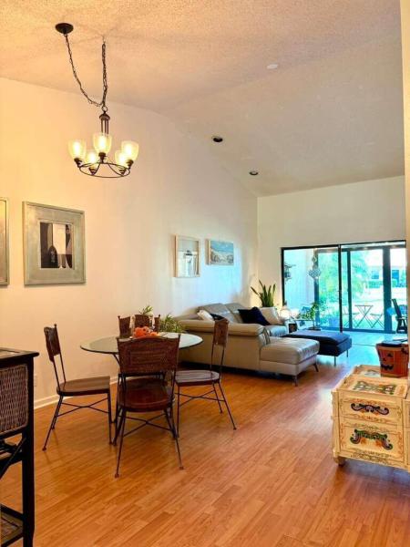  Condo & Townhome Photos