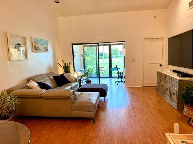  Condo & Townhome Photos