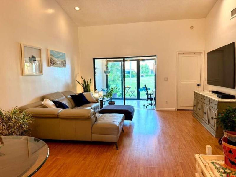  Condo & Townhome Photos
