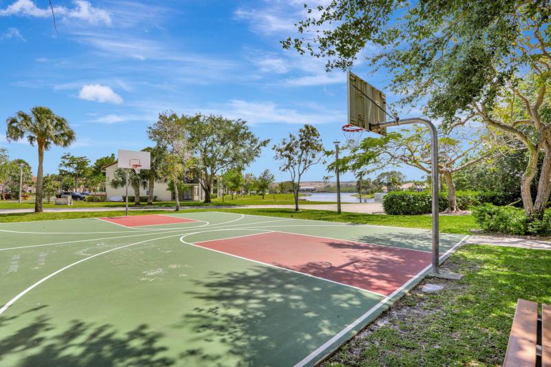  Condo & Townhome Photos
