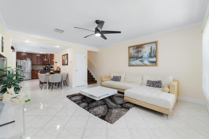  Condo & Townhome Photos