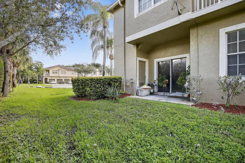  Condo & Townhome Photos