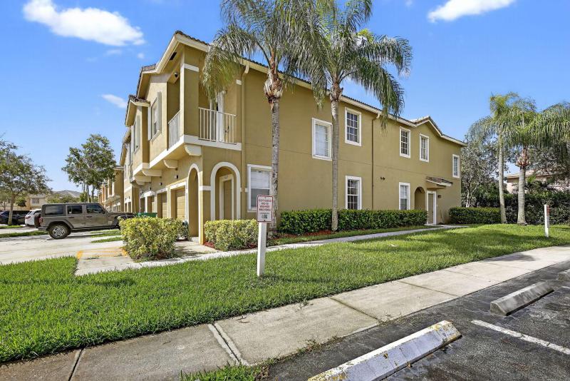  Condo & Townhome Photos