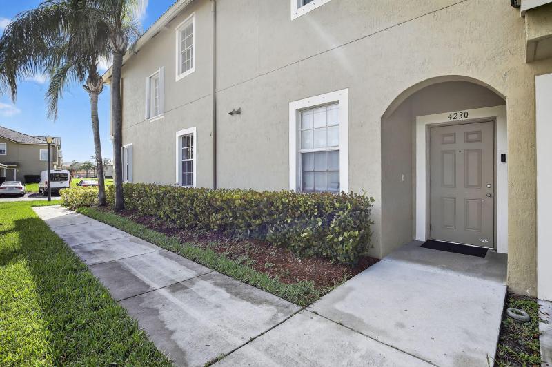  Condo & Townhome Photos