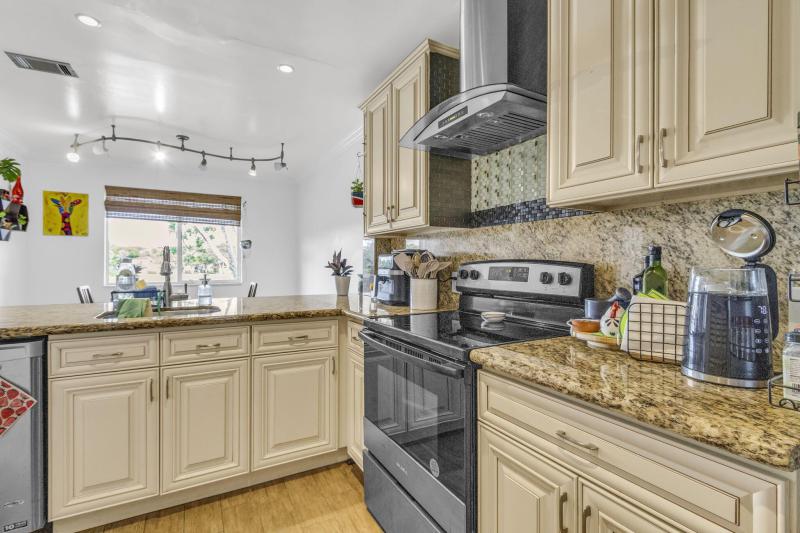  Condo & Townhome Photos