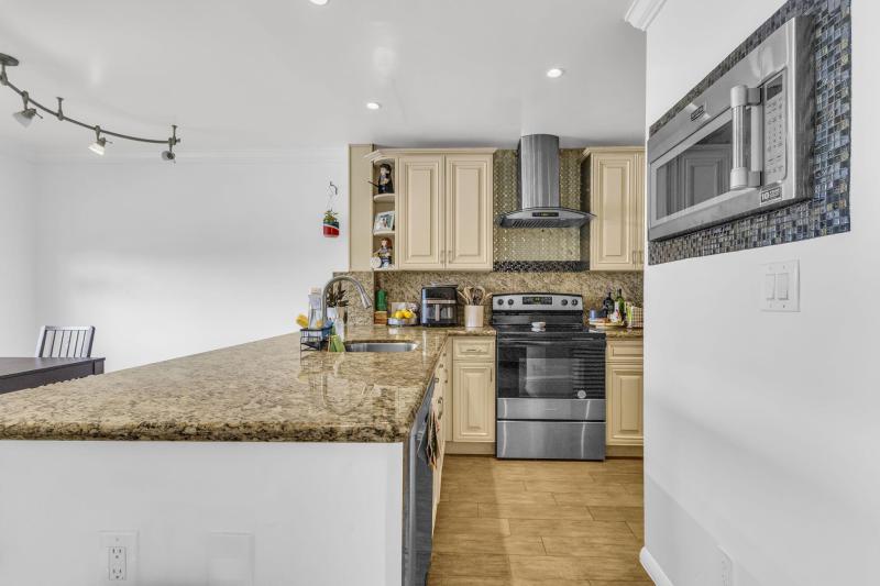  Condo & Townhome Photos