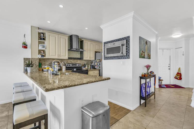  Condo & Townhome Photos