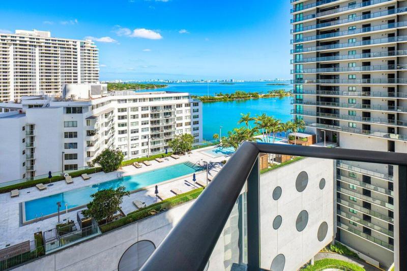  Condo & Townhome Photos