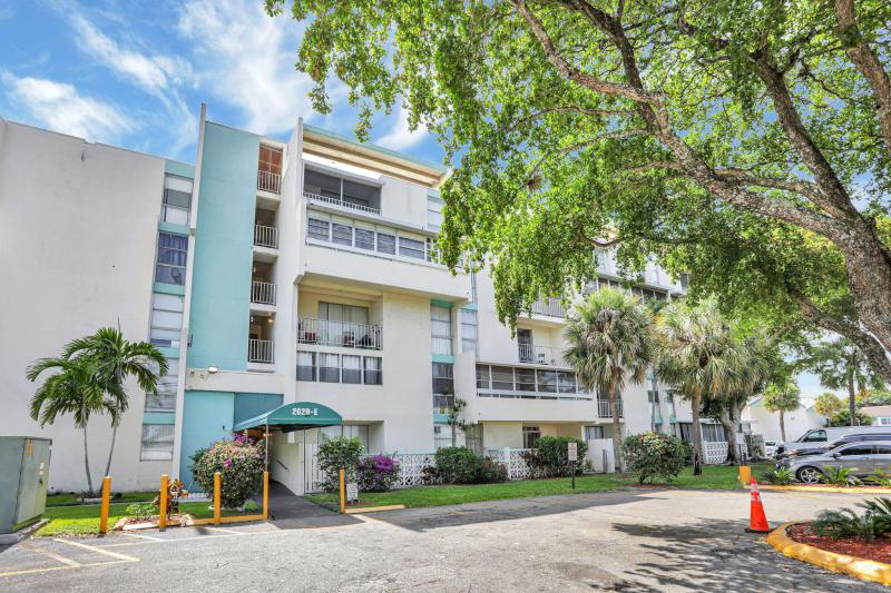  Condo & Townhome Photos