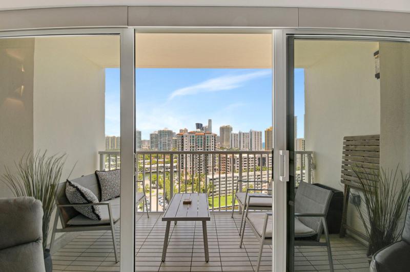  Condo & Townhome Photos