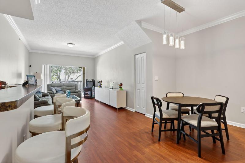  Condo & Townhome Photos
