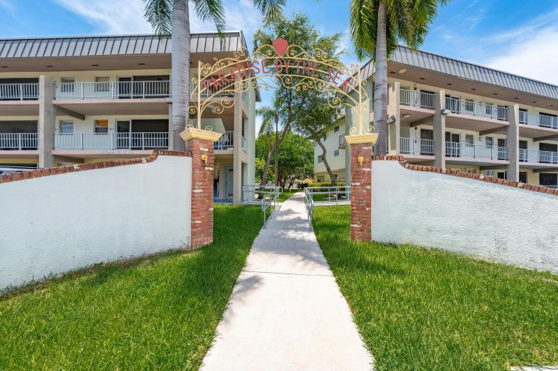  Condo & Townhome Photos