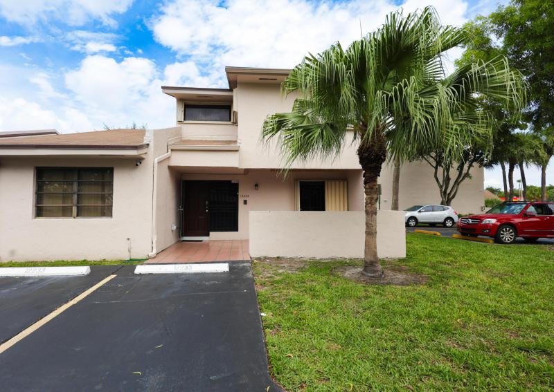  Condo & Townhome Photos