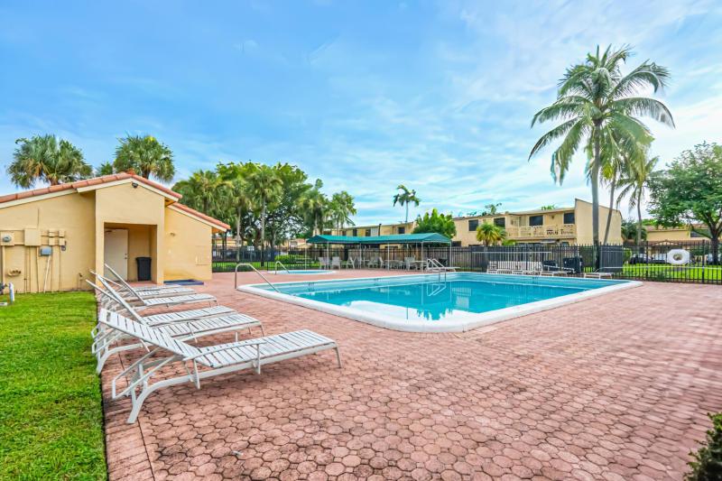  Condo & Townhome Photos
