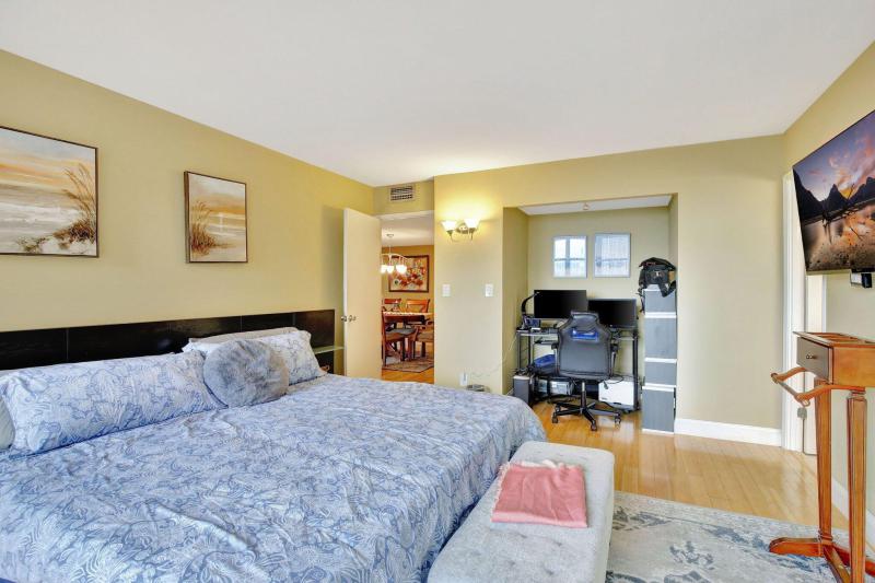  Condo & Townhome Photos