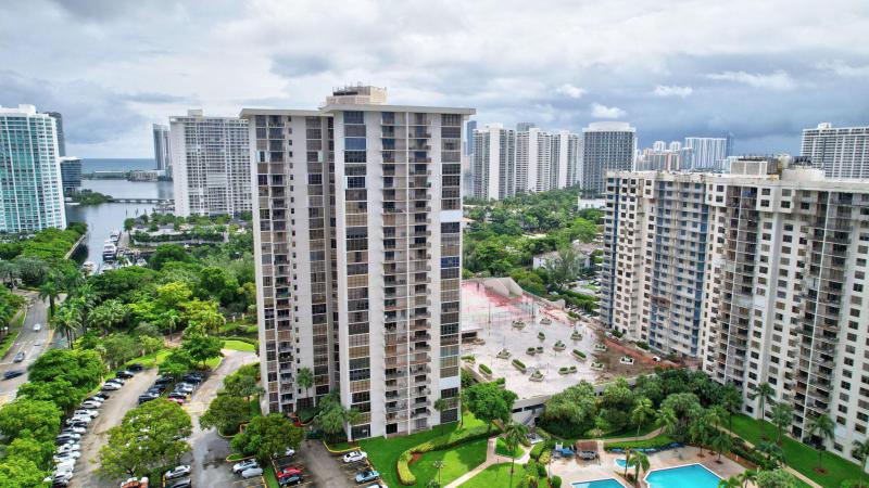  Condo & Townhome Photos