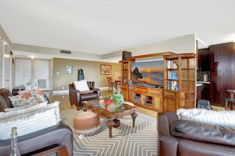  Condo & Townhome Photos