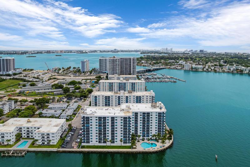  Condo & Townhome Photos