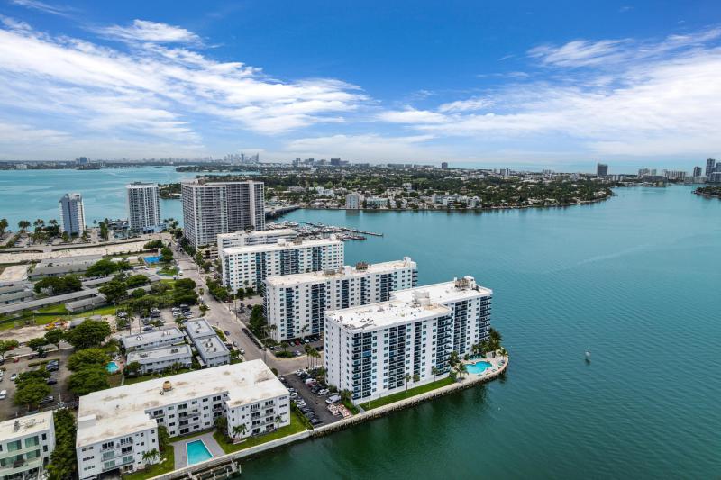  Condo & Townhome Photos