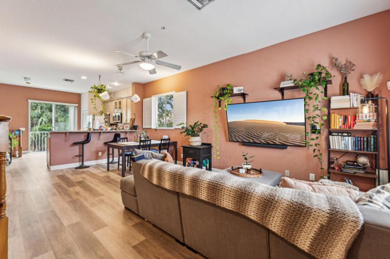  Condo & Townhome Photos