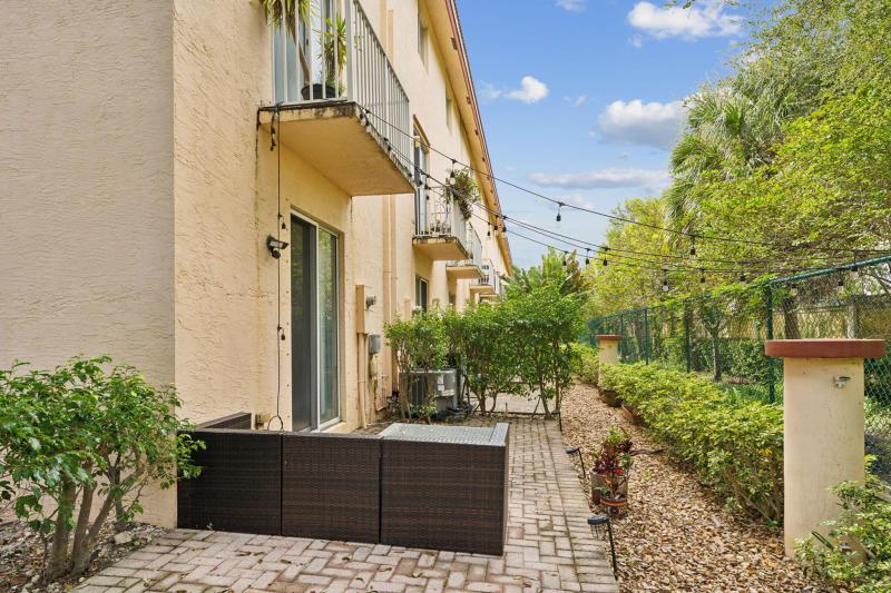  Condo & Townhome Photos