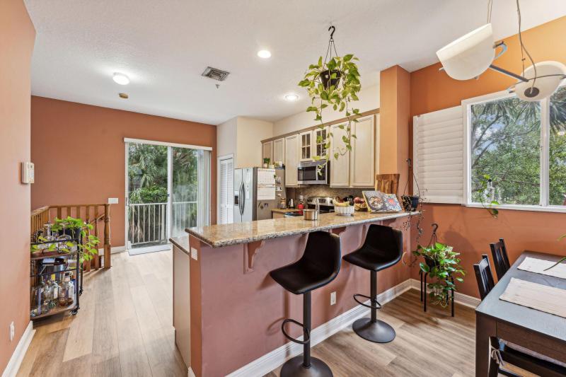  Condo & Townhome Photos
