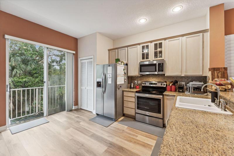  Condo & Townhome Photos