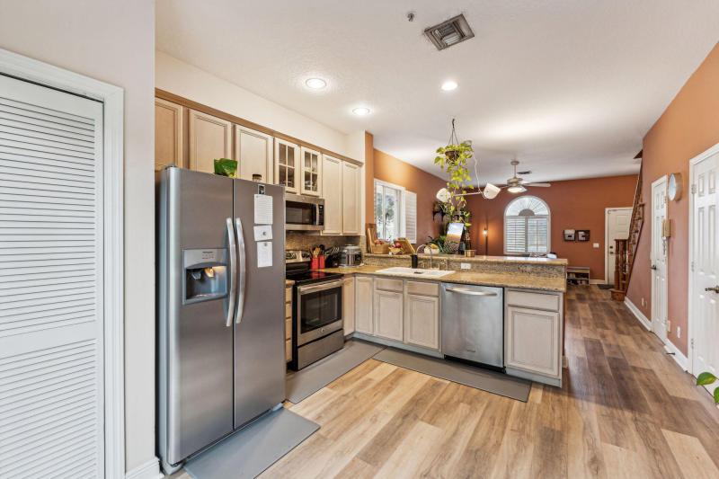  Condo & Townhome Photos