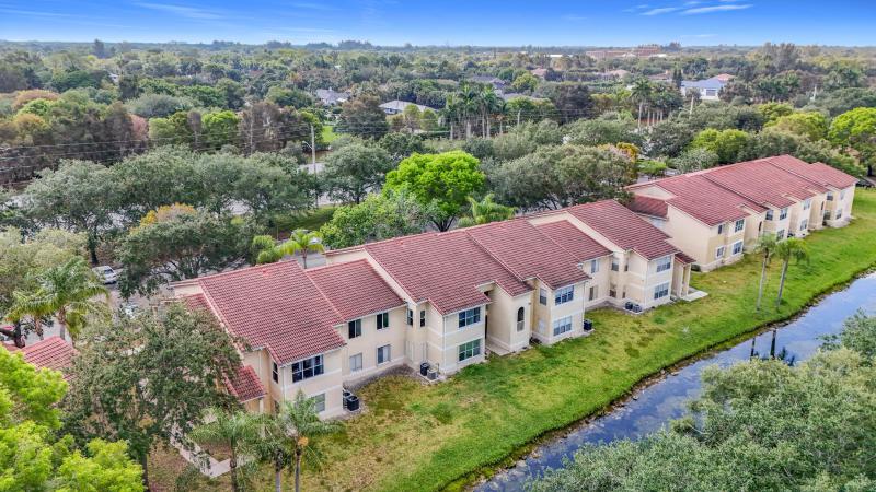  Condo & Townhome Photos