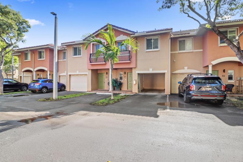  Condo & Townhome Photos