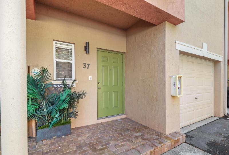  Condo & Townhome Photos