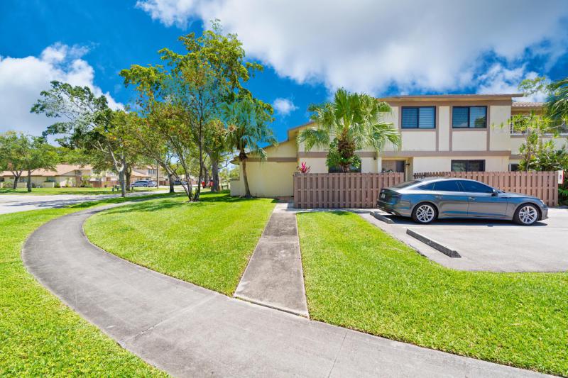  Condo & Townhome Photos