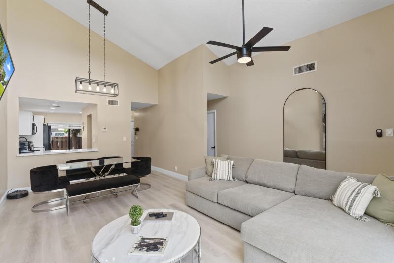  Condo & Townhome Photos